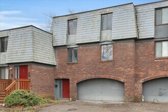 3 Trolley Crossing Ln in Middletown, CT - Building Photo - Building Photo