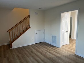 Holly Run Apartments in Lynchburg, VA - Foto de edificio - Building Photo