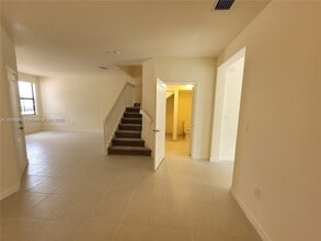 11125 West 33rd Ct in Hialeah, FL - Foto de edificio - Building Photo