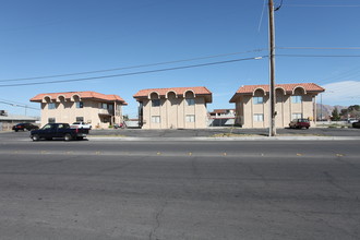 2412-2432 N Walnut Rd in Las Vegas, NV - Foto de edificio - Building Photo