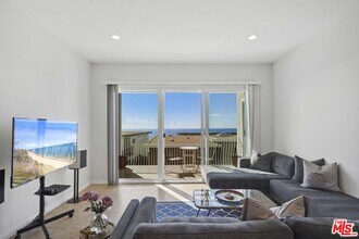 18103 Coastline Dr in Malibu, CA - Building Photo - Building Photo