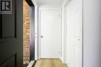 2556 Lake Shore Blvd W in Toronto, ON - Building Photo - Building Photo