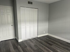 3232 NW 84th Ave in Sunrise, FL - Foto de edificio - Building Photo