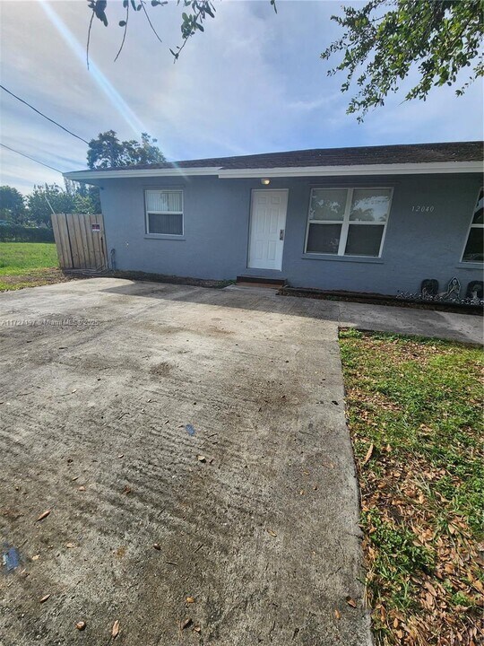 12040 SW 214th Ter-Unit -1 in Miami, FL - Building Photo