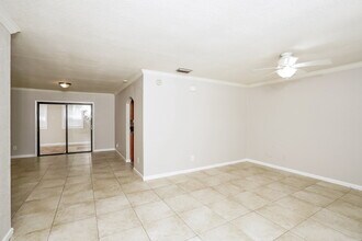 1622 SE Collette Ct in Port St. Lucie, FL - Foto de edificio - Building Photo