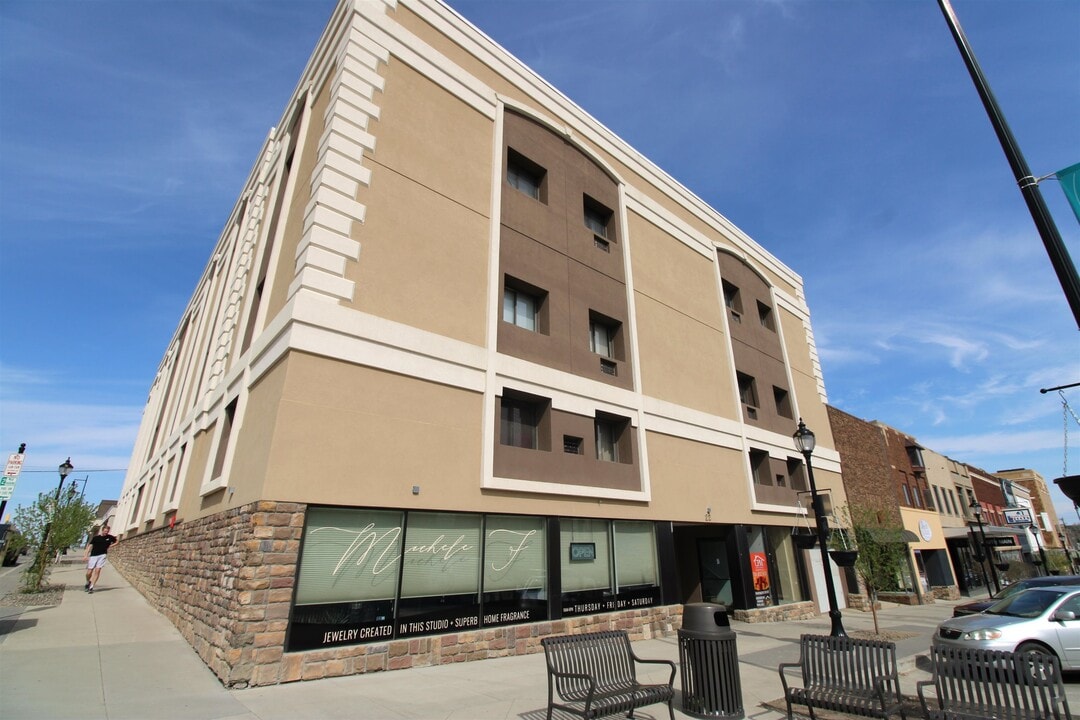 22 Main Street South in Minot, ND - Foto de edificio