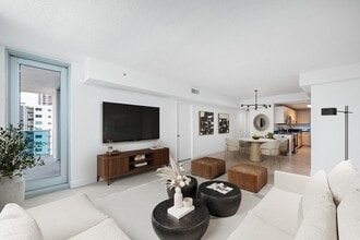 7501 E Treasure Dr in North Bay Village, FL - Building Photo - Building Photo