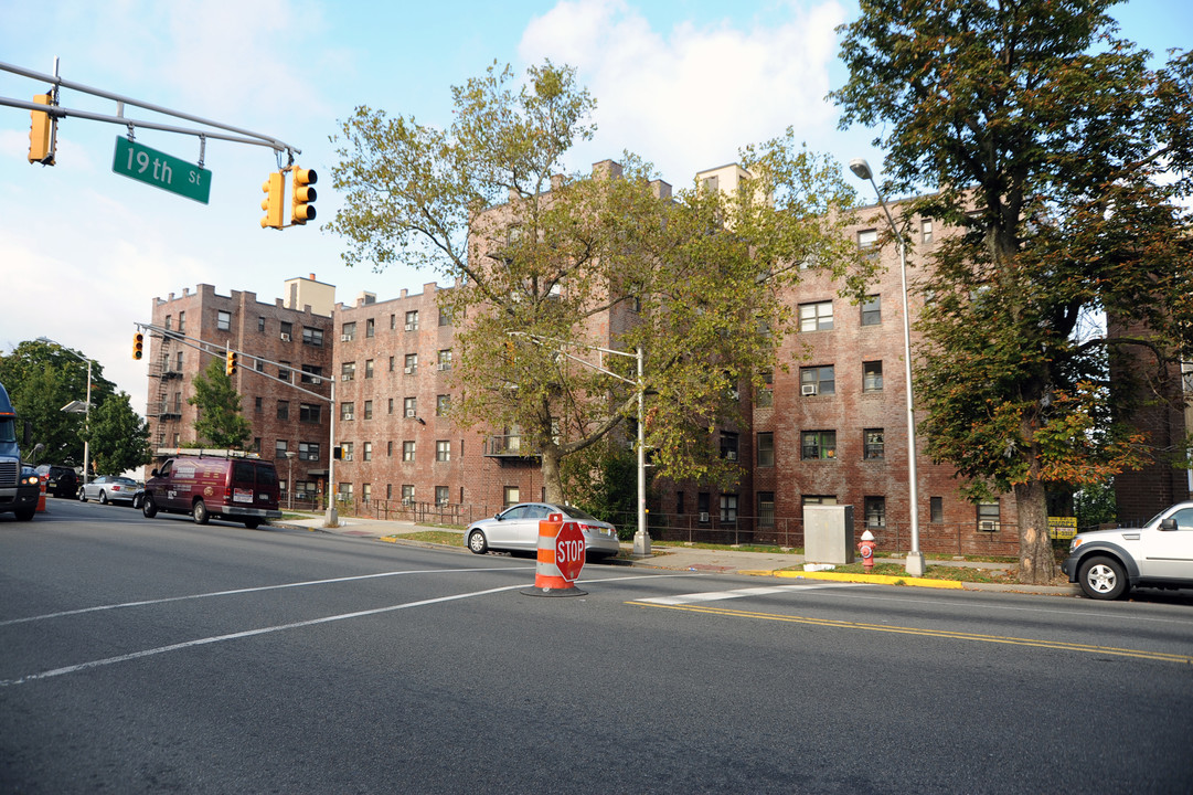 1825 Kennedy Blvd in North Bergen, NJ - Foto de edificio