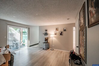 297 Main St W, Unit Apt 2 in Monmouth, OR - Building Photo - Building Photo