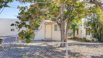 504 Headingly Ave NW in Albuquerque, NM - Building Photo