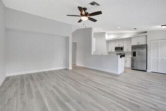 5200 NW 66th Ave in Lauderhill, FL - Foto de edificio - Building Photo