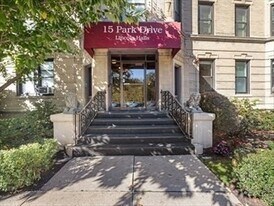 15 Park Dr in Boston, MA - Building Photo