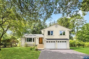 111 Ramille Ct in Paramus, NJ - Building Photo