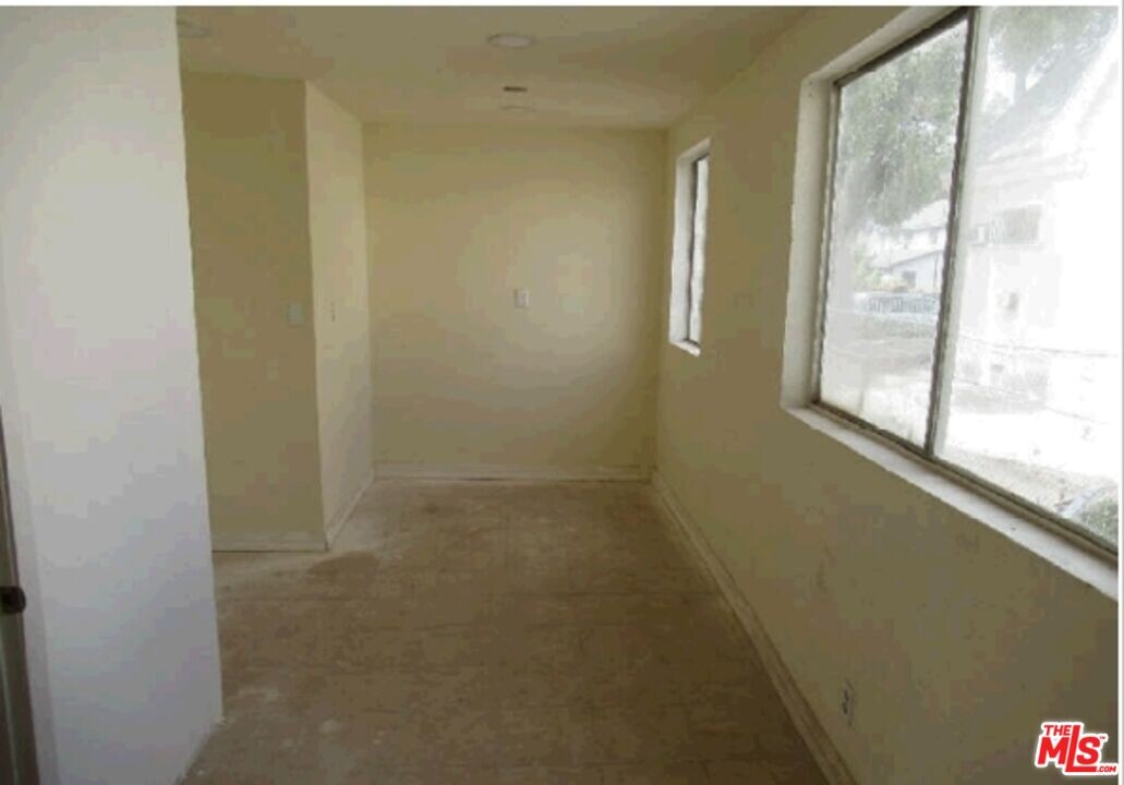 243 E 29th St in Los Angeles, CA - Building Photo