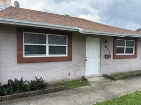 911 SW 76th Ave in North Lauderdale, FL - Building Photo