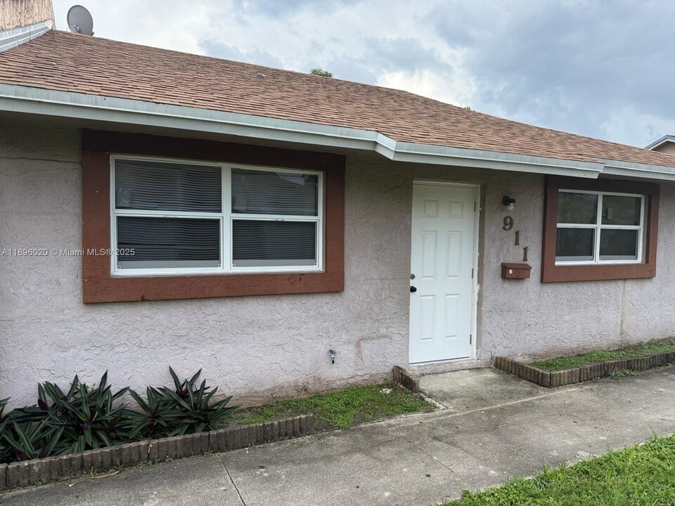 911 SW 76th Ave in North Lauderdale, FL - Building Photo