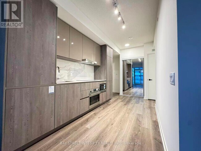 8 Interchange Wy in Vaughan, ON - Building Photo - Building Photo