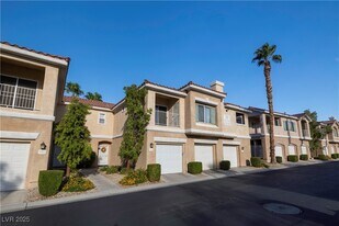 251 S Green Valley Pkwy in Henderson, NV - Building Photo