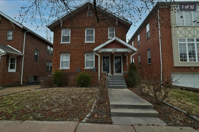 7019 Dartmouth Ave, Unit 2nd Floor in University City, MO - Foto de edificio - Building Photo