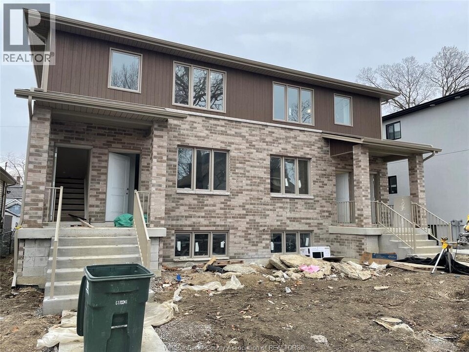 647 Janette Ave in Windsor, ON - Foto de edificio