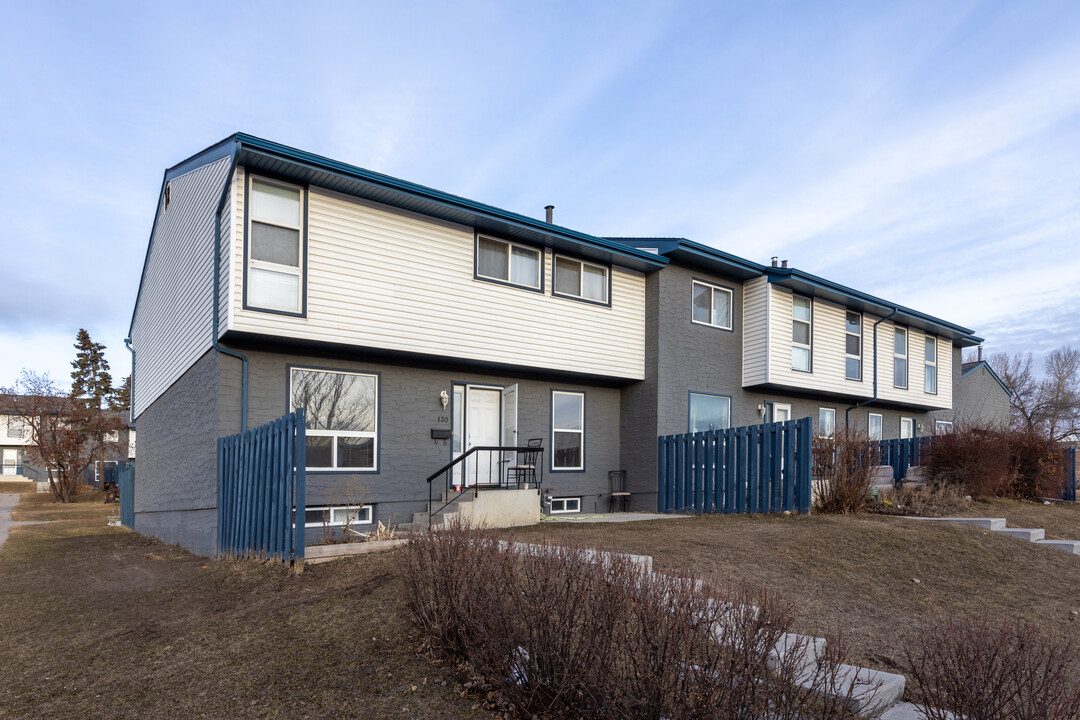 Huntcliff Gardens in Calgary, AB - Building Photo