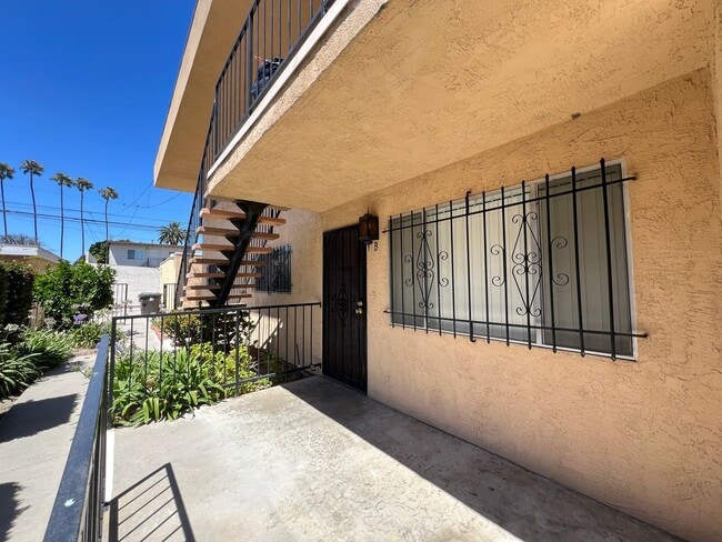 3105 E 6th St in Long Beach, CA - Building Photo - Building Photo