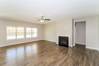 267 Vivian Way in Millington, TN - Building Photo - Building Photo