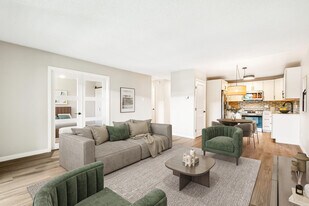 725 S Alton Way, Unit 9C in Denver, CO - Building Photo