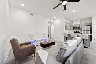 9129 Brandon St in Houston, TX - Building Photo - Building Photo