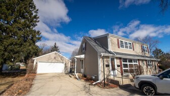 1402-1402 Summit Ave, Unit Lower in Waukesha, WI - Building Photo