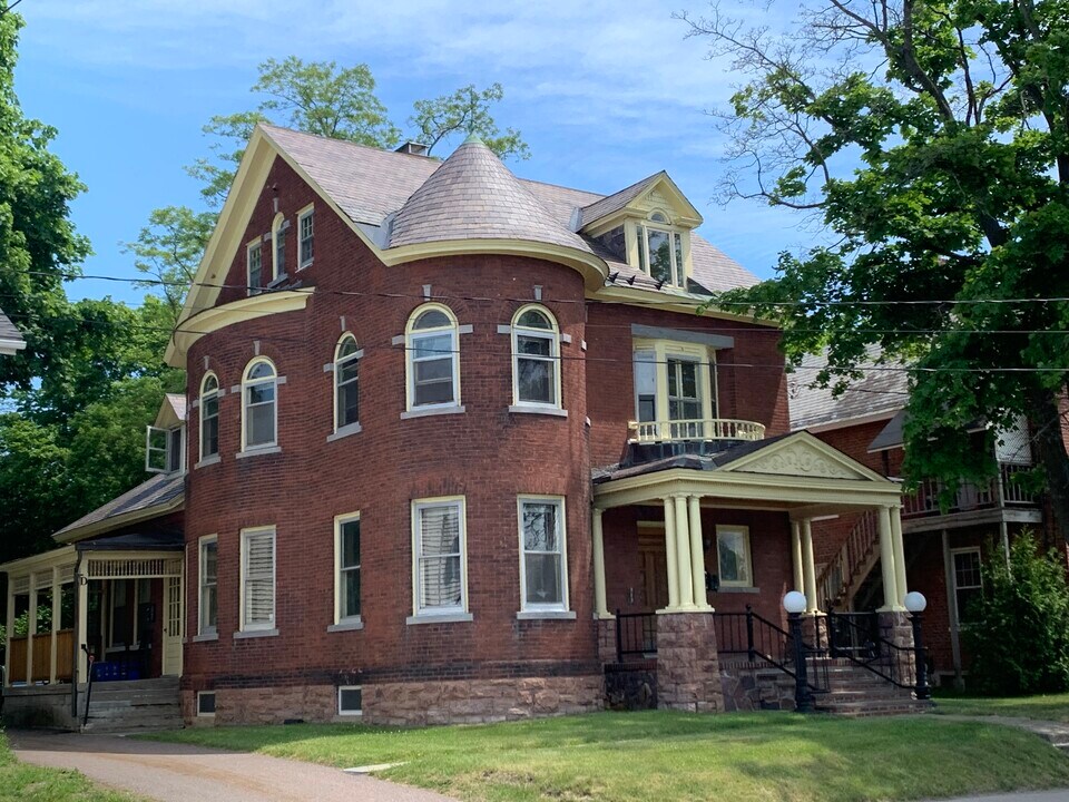 85 E Spring St in Winooski, VT - Foto de edificio
