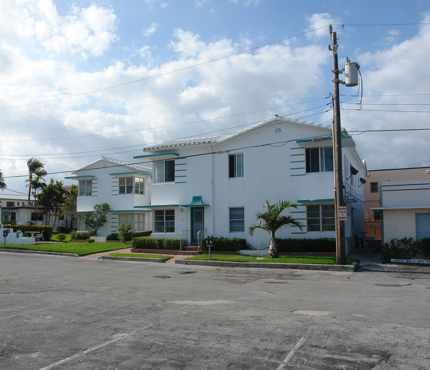 320 Mckinley St in Hollywood, FL - Building Photo