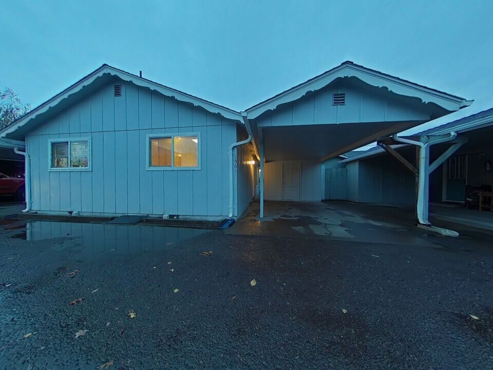 1561 NW Highland Dr in Corvallis, OR - Building Photo