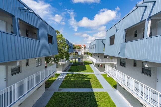 La Estancia Apartments in Oakland Park, FL - Foto de edificio - Building Photo