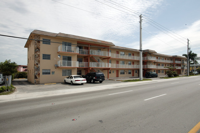 Leah Manor in Hialeah, FL - Foto de edificio - Building Photo