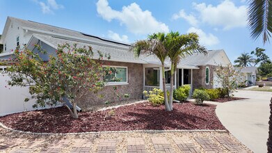 12290 90th Ave in Seminole, FL - Foto de edificio - Building Photo