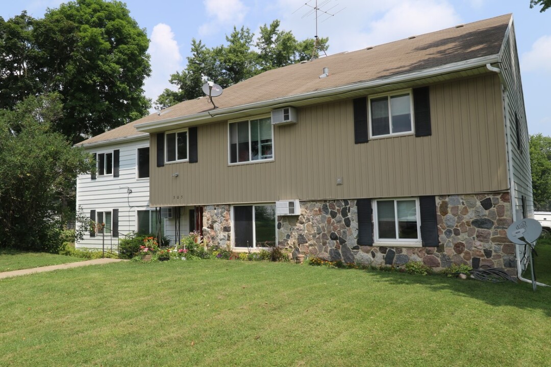 Park Meadow Apartments in Blanchardville, WI - Foto de edificio