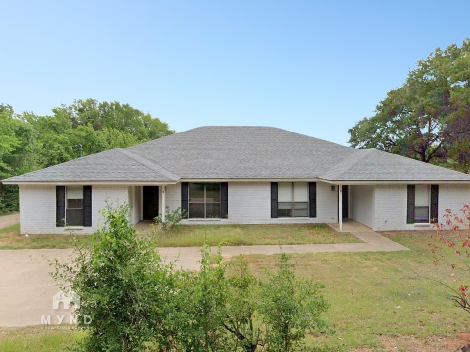 303 N Eastern St in Keene, TX - Building Photo
