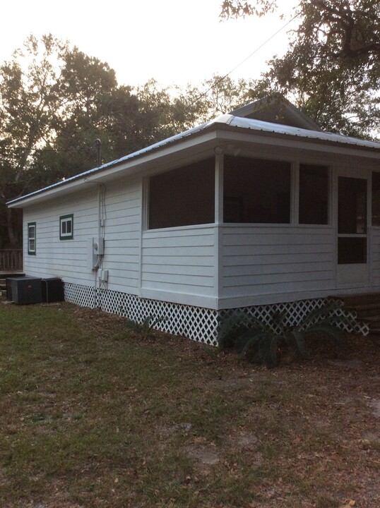 37 Montgomery Dr in Crawfordville, FL - Building Photo