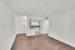4335 NW S Tamiami Canal Dr in Miami, FL - Building Photo