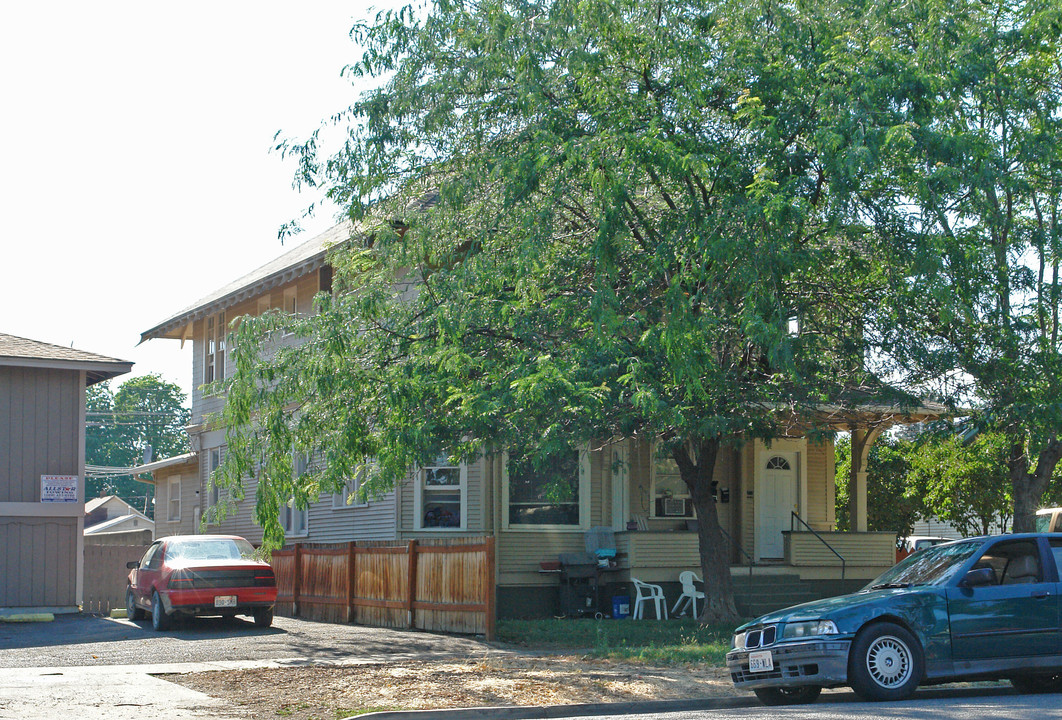 704 N 2nd St in Yakima, WA - Building Photo