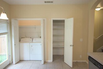 2404 Allred Dr in Austin, TX - Foto de edificio - Building Photo