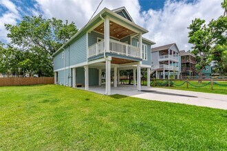 911 Ivy Rd in Kemah, TX - Building Photo - Building Photo