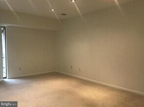 2244 Castle Rock Square-Unit -22C in Reston, VA - Foto de edificio - Building Photo