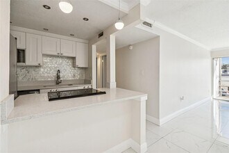 2302 S Manhattan Ave in Tampa, FL - Foto de edificio - Building Photo