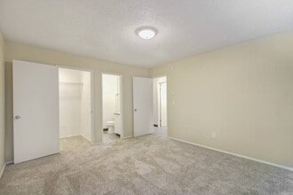 Royal Pines in Beaverton, OR - Foto de edificio - Building Photo