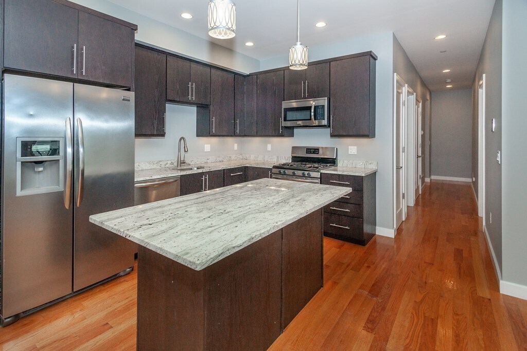 65 Willow Ct in Boston, MA - Building Photo
