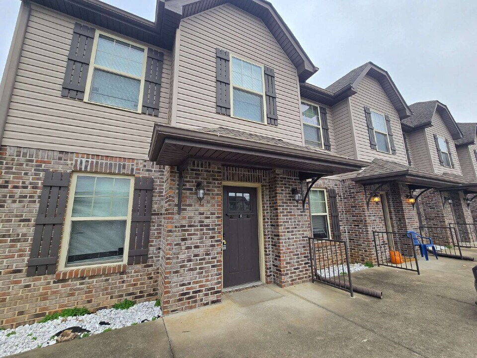 1771 Spring Water Drive in Clarksville, TN - Building Photo