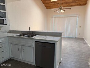 44104 30th St W in Lancaster, CA - Foto de edificio - Building Photo