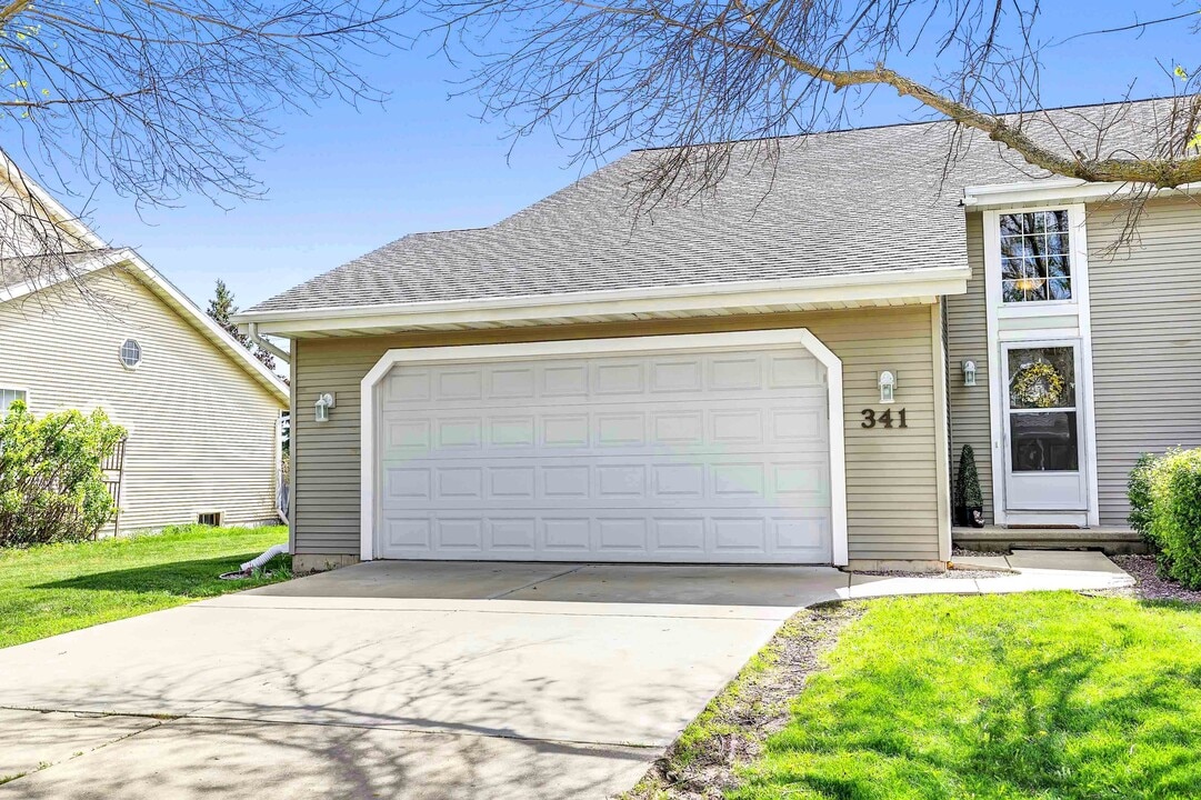 341 Desplaine Rd in De Pere, WI - Building Photo